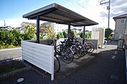 敷地内駐輪場は嬉しい屋根付きです♪