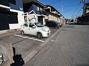 敷地内舗装駐車場、各世帯1台付き（無料）♪