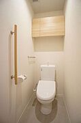 【トイレ】トイレにはもちろん温水洗浄便座が付いています！上部には収納棚も付いています！