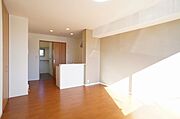 対面式キッチンのあるお部屋です♪南の窓からは明るい日差しが差し込む気持ちの良いＬＤＫです。
