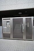 共用玄関はオートロック式です。入居者様と関係者以外は入れません。