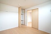 【洋室6．4帖】小物を掛けるのに便利な化粧幕板付です。