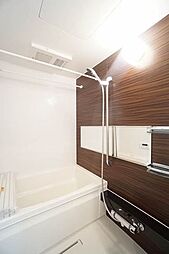 沸し直しができ経済的な追焚機能だけでなく、衣類乾燥や冬に浴室内を暖めてから入浴が出来る暖房機能も付いています♪