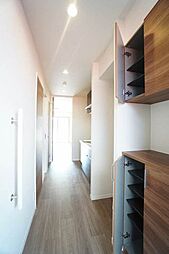 上下に分かれたシューズボックスは豊富な収納力。可変式の棚になっているのでブーツもすっきり収納ができます。カウンターに小物などを飾ってギャラリーのような高品位な空間を演出できます。