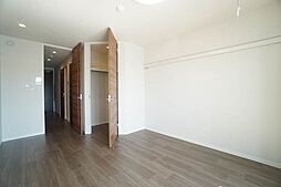 【洋室8．1帖】　☆画鋲や釘を使わずに、ちょっとした物かけに大変便利な化粧幕板付き♪時計やポスター・絵画を掛けてお部屋をおしゃれに演出できます♪