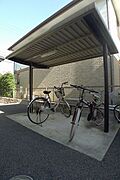 敷地内には屋根付きサイクルポートがあるので、大切な自転車等を雨ざらしにせずに保管できます（無料）♪