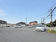 敷地内駐車場、別途契約月額4，400円（税込）