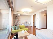 ★モデルルーム。足元から天井までの大きな窓のあるお部屋なのでバルコニーでお花を育てて部屋から眺めるのも良いですね♪