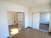 【洋室5．4帖】光をやさしく取り込む引戸で仕切られたキッチンと洋室。日当たりも良好で、一日を通して明るく快適に過ごせます♪