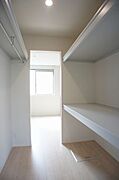 ＬＤＫと洋室を繋ぐウォークスルークローゼットです◎広々とした収納は綺麗なお部屋作りの強い味方ですね。