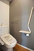 お手洗いです◎トイレはもちろん暖房機能付洗浄便器です。トイレの上部には空間を利用し、トイレットペーパー等をストックできる棚が付いています。