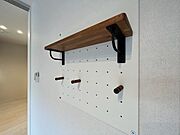 マルチペグボードは小物を飾ったりとちょっとしたお部屋のアクセントに、マグネットも付きます