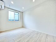 【洋室5．7帖】こちらの洋室にも窓がございます！
