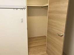 大きな荷物が収納できて便利なウォークインクローゼット。ハンガーパイプ付きで、コートなど丈の長い服を掛けるのにも便利です