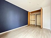 【洋室5．4帖】左側は棚、右側はハンガーパイプが付いています♪天井までたっぷり収納することができます◎