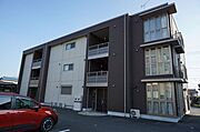 3階建て重量鉄骨造マンションです。