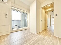 【洋室】こちらの洋室にも窓がございます！