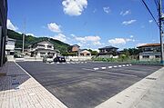 間口も広々とした駐車場。各世帯2台付き、建物北側にございます！