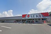 ドラッグストアセキ山川町店まで徒歩4分（270ｍ）【営業時間】9：00～23：00