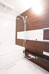 【浴室】高級感のあるアクセントパネルの貼られたユニットバス。浴室暖房乾燥機、スライドバーシャワーフック、サーモスタッド水栓、ワイドミラーなど人気の設備仕様となっています！