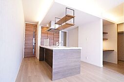 【ＬＤＫ】エアコン1台、ＬＤＫのヴューサッシ窓は電動式のシャッターとなっています。壁面のアクセントクロスが貼られ、オシャレな空間を演出しています！