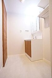 【サニタリー】三面鏡のある洗髪洗面化粧台のあるサニタリー。洗濯機の上や浴室の前にも可動棚を設置しています！