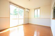 【仕様】対面カウンターキッチン（ガス）／床下収納庫／エアコン／ＬＥＤ照明／シャッター／リビングクローゼット／クッションフロア（木目調）／セパレートアクセントクロス／ＰＥＴ仕様