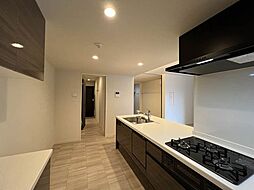 【キッチン】3口コンロ、グリル付きのシステムキッチン。収納棚を設置しております。