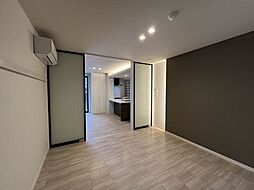 スライディングスクリーンスクリーンによって空間を1部屋にも2部屋にも変化させることができます☆