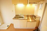 単身向けのお部屋ですがキッチンの収納も上下に分かれているので豊富です。※同物件の他部屋写真です。