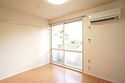 明るい内装色はどんな色の家具にも合わせやすくなっています。※同物件の他部屋写真です。