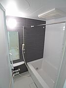 面の構成をいかしたシンプルな美しさが部屋全体をすっきりとした印象にしてくれます。浴室乾燥機や追い焚き機能付きと設備も充実しております。心身ともにリラックスしたバスタイムをお楽しみ下さい。