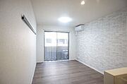 ◆ＬＤＫ（11．1帖）◆ミディアムウッドの建具とアクセントクロスが上質な住空間を演出しています♪【化粧幕板・アクセントクロス・エアコン1台】