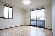 ■ＬＤＫ■ハイサッシを採用した開放感のあるリビングです♪嬉しいＬＥＤ照明・エアコン付き。あると助かる室内物干は花粉シーズンや雨天時、外出時に大活躍のアイテム♪