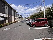 全4棟のシャーメゾンタウンです。敷地内駐車場2台付（賃料に含む）です。