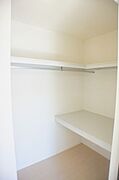 ・大きな荷物や、丈の長いお洋服も十分収まるウォークインクローゼット◎