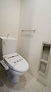 【トイレ】洗浄機能付暖房便座設置しております！上部には空間を利用しトイレットペーパー等をストックできる棚が付いています♪