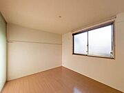 【洋室】壁にはちょっとした小物を飾れるフックが有りますので、お好きな絵などをお楽しみただけます♪