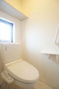 【トイレ】洗浄機能付暖房便座設置しております！上部には空間を利用しトイレットペーパー等をストックできる棚が付いています♪