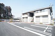 南側は駐車場が配置され広く空いている為、日当たり良好です。
