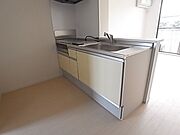 【キッチン】吊戸棚のないオープンカウンターキッチンは開放的で明るく、テレビを見ながらや会話を楽しみながら、料理が出来る人気アイテム♪