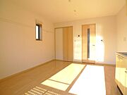 【洋室】南側に面したお部屋です♪　このお部屋の収納は天井近くまで高さがあります！！　衣装ケースやお布団はこちらに収納頂けます☆