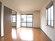 【ＬＤＫ】ＬＤＫは南向きです♪　角部屋なので2面採光が取れてお部屋を明るくしてくれます☆　エアコン1台設置！