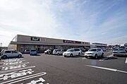 【周辺施設】スーパーやホームセンターが併設されている商業施設まで徒歩7分（560ｍ）☆