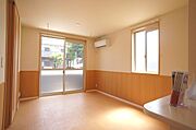【ＬＤＫ】10．9帖！！北欧テイストのウッド調の壁が温かい印象を与えてくれますね☆南と西から2面採光の取れるリビングです☆天井部分には室内物干しも設置しておりますので、ココで部屋干しも可能です♪