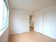 【洋室】北側の洋室です☆このお部屋には収納スペースがありますので、衣類や寝具を置いて寝室としてご利用頂けます♪