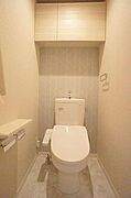 ○温水洗浄暖房機能付きトイレ○　便利な多機能トイレです！上の棚は日用品置き場にどうぞ。快適なひと時をあなたに・・・