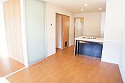リビングと洋室が続き間になっているお部屋です。天井まである大きなアクリル製の建具を移動すると開放的にお部屋を使えます♪