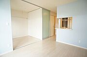 ■ＬＤＫ■ＬＤＫと洋室はスライディングスクリーンで間仕切り可能♪キッチンは対面式となっているため、料理をしながらリビングを見渡せます。