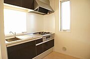 グリル付き3口ガスコンロのシステムキッチンです♪吊戸棚付きで収納力も◎♪
